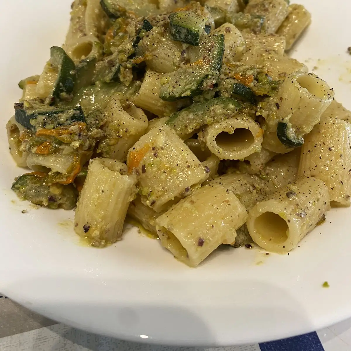 Ricetta Primavera 20 fiori di zucca, 1 zucchina verde, pecorino e pistacchi di karine1