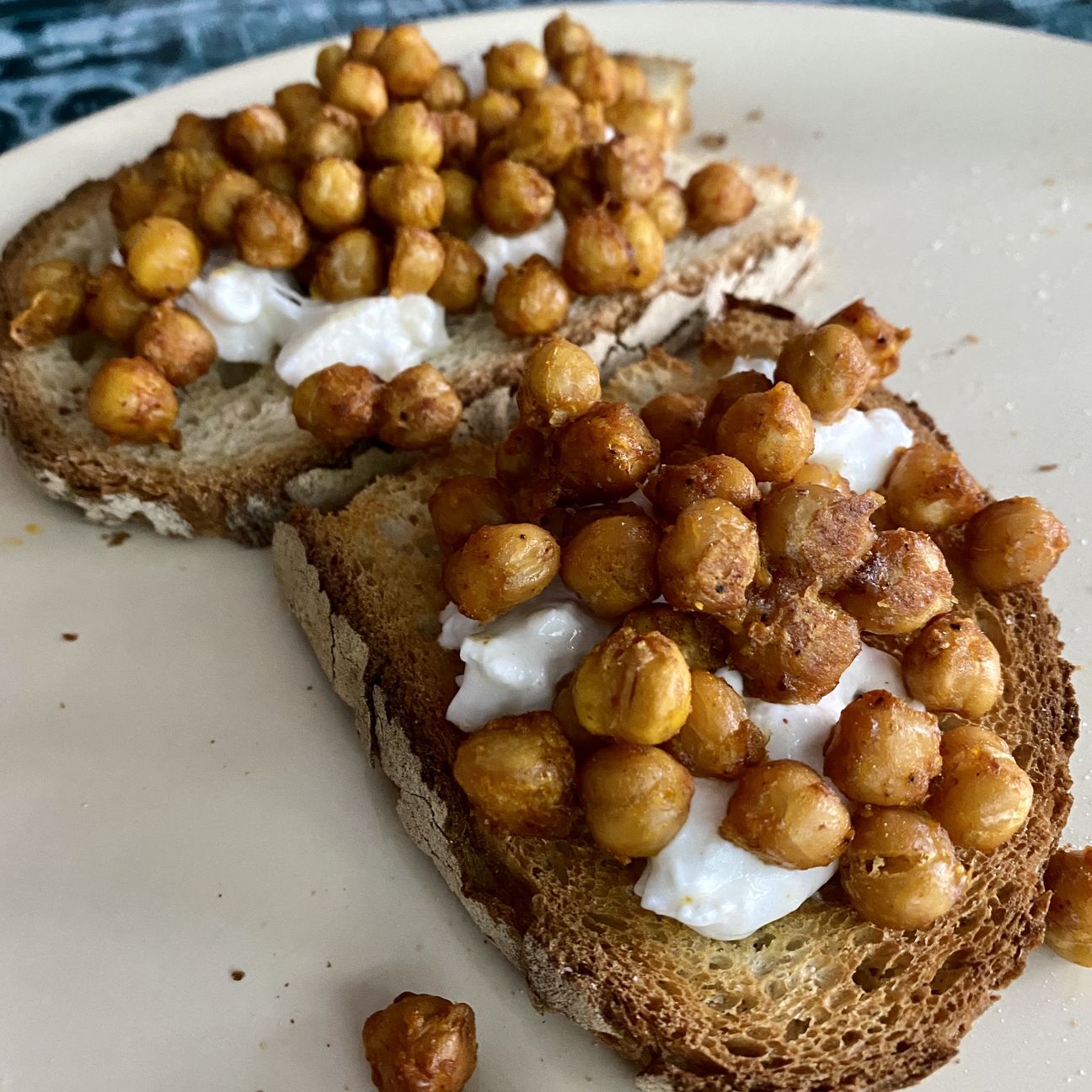 Bruschette con burrata e ceci croccanti