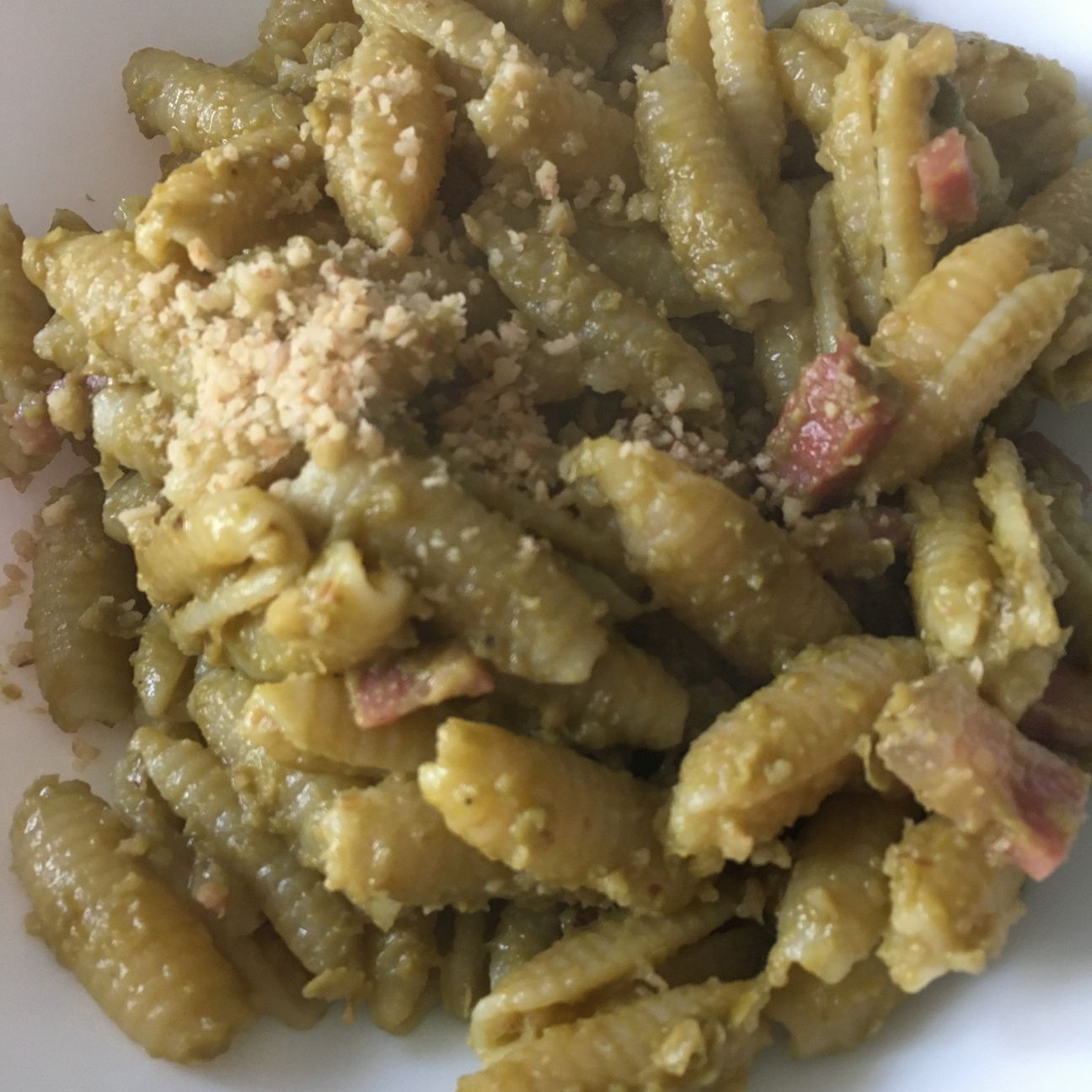 Gnocchetti sardi con crema di piselli, speck e noci