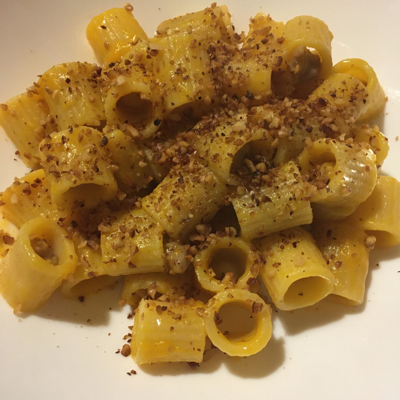 Mezzemaniche con crema di zucca, salsiccia e noci
