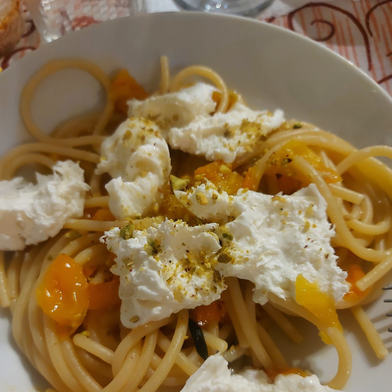 Spaghetti con datterini gialli burrata e pistacchio