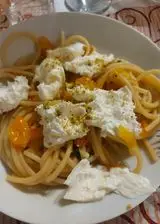 Ricetta Spaghetti con datterini gialli burrata e pistacchio