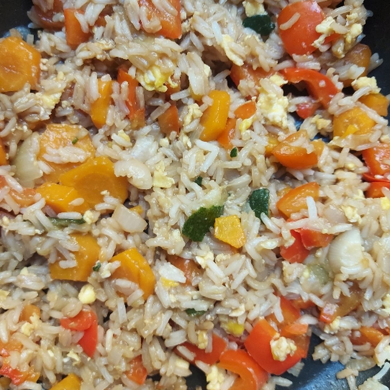 Riso basmati stile orientale con verdure e uova