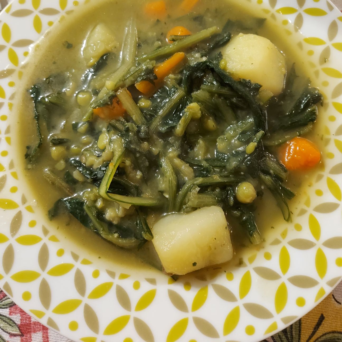 Zuppa di piselli secchi e cicoria