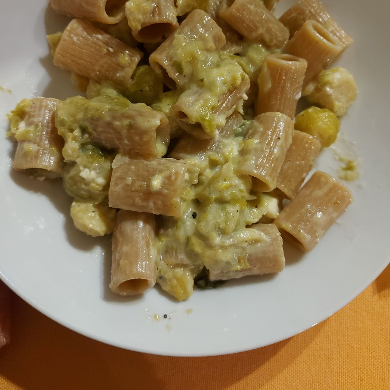 Mezze maniche integrali con cavolini di Bruxelles