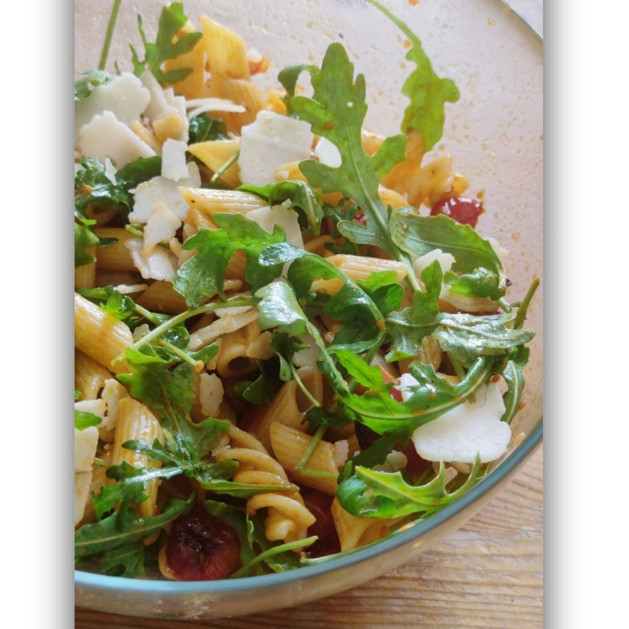 Pasta fredda con pomodori arrosto, rucola e grana