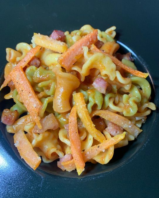 Gigli al pomodoro con pancetta e chips di carote