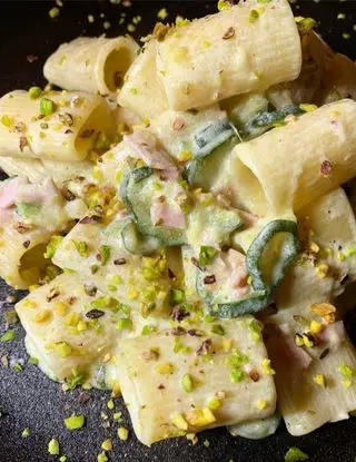 Ricetta Mezze maniche con panna, prosciutto cotto, zucchine e granella di pistacchio di tagfooditalia