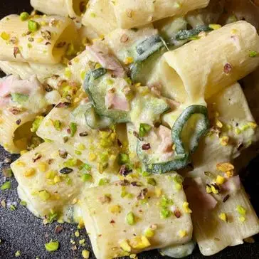 Ricetta Mezze maniche con panna, prosciutto cotto, zucchine e granella di pistacchio di tagfooditalia