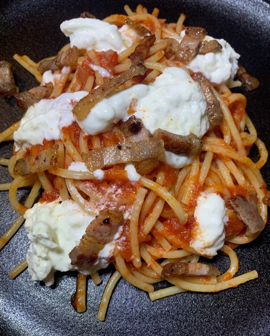 Spaghetti al pomodoro con guanciale croccante e stracciatella