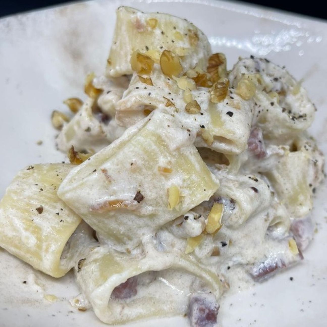 Mezzi paccheri con ricotta, noci e pancetta