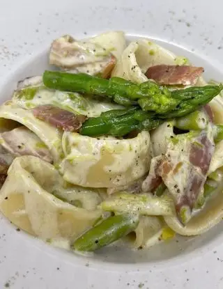 Ricetta CALAMARATA CON ASPARAGI, PANCETTA E PHILADELPHIA di tagfooditalia