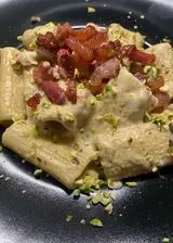 Ricetta Paccheri in crema di burrata e pistacchi con guanciale croccante e granella