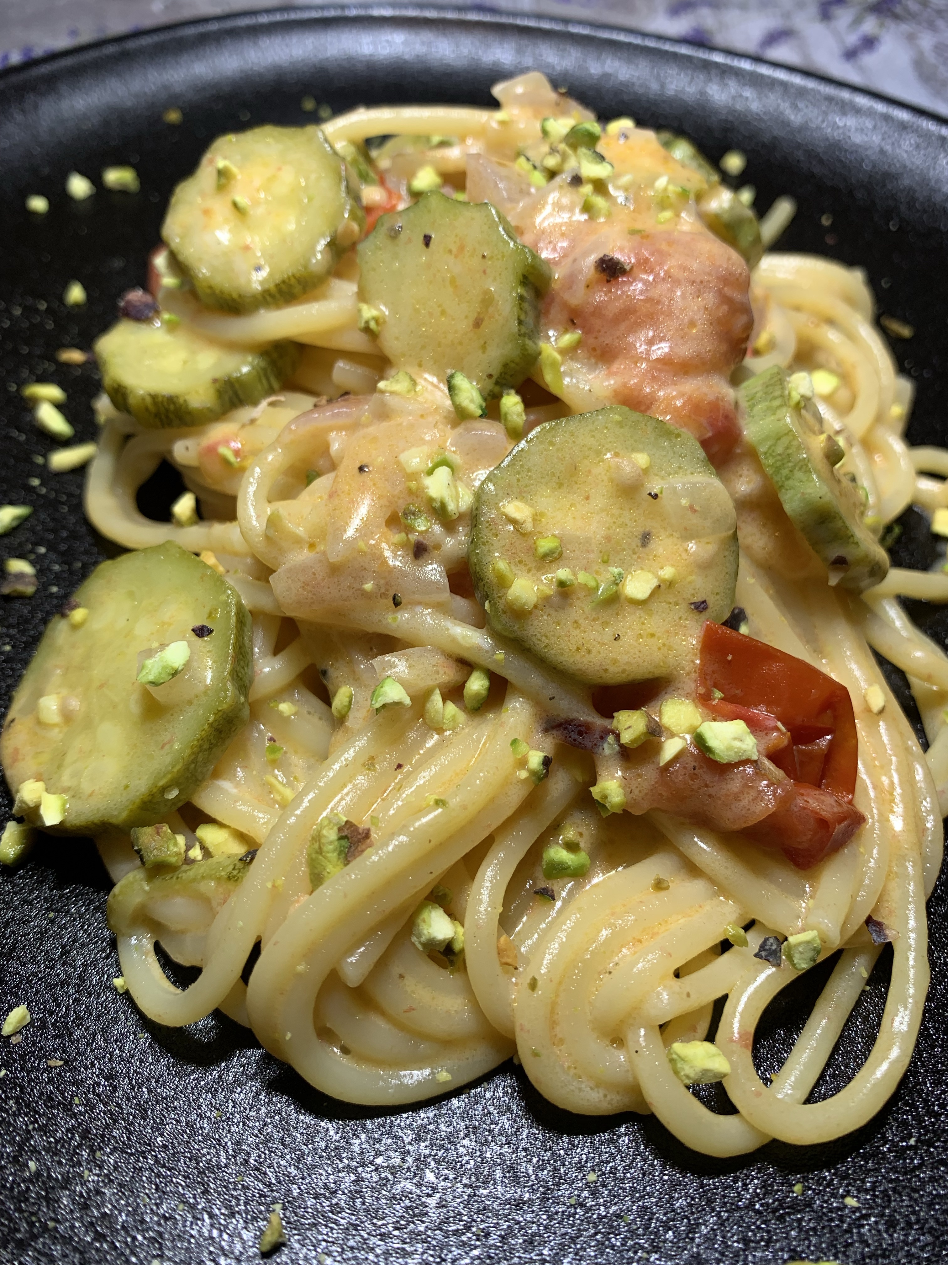 Spaghetti con tonno, alici, zucchine e pomodorini