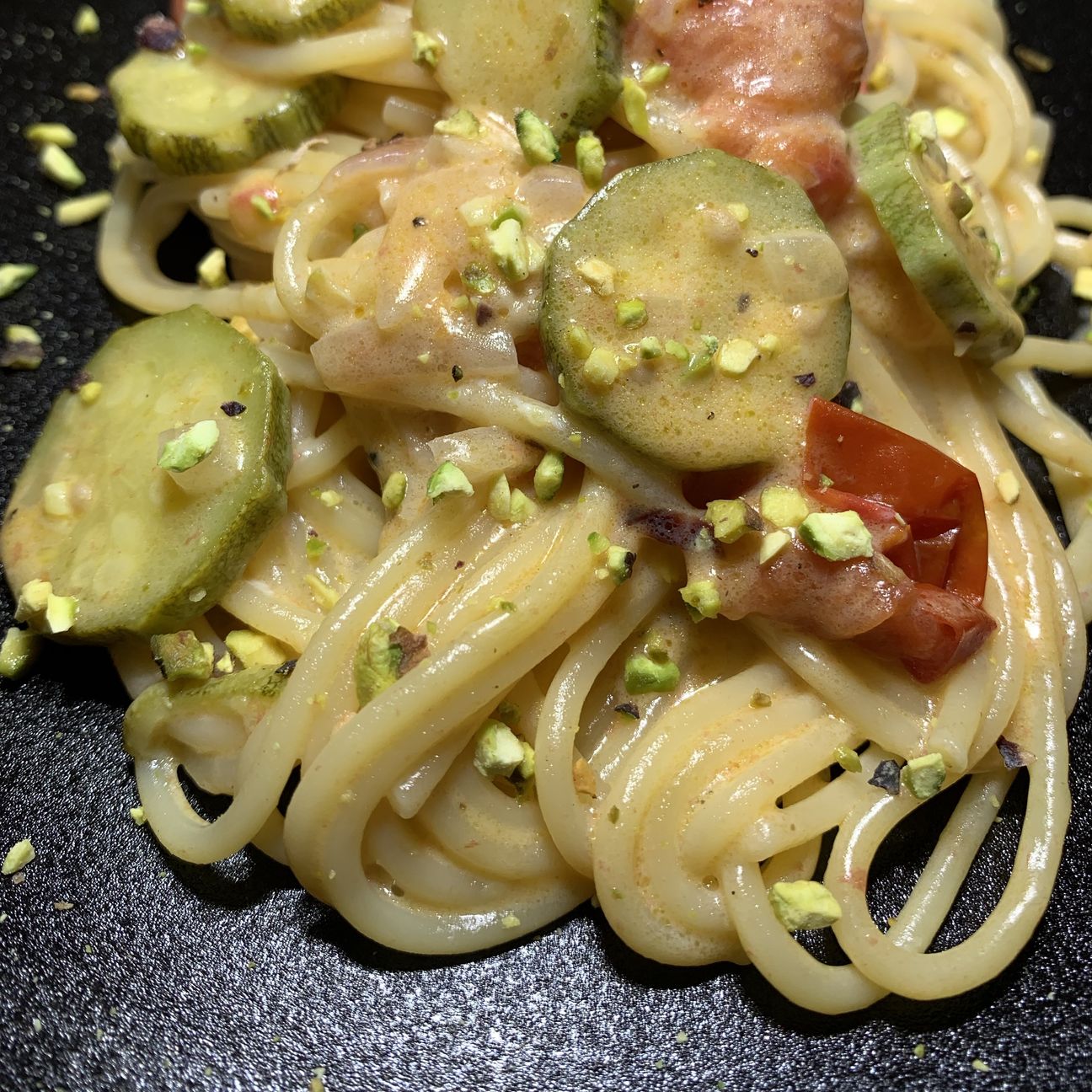 Spaghetti in crema di philadelphia con pomodorini e zucchine