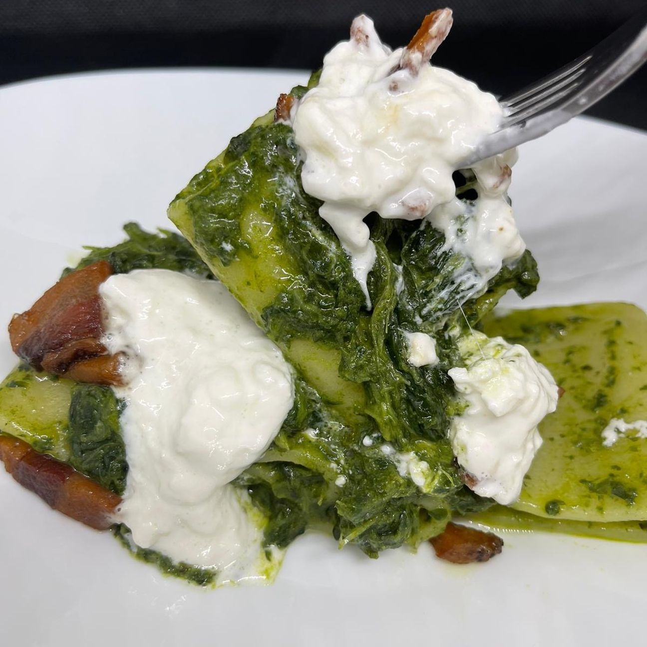 Paccheri di gragnano con guanciale croccante, crema di friarielli e burrata
