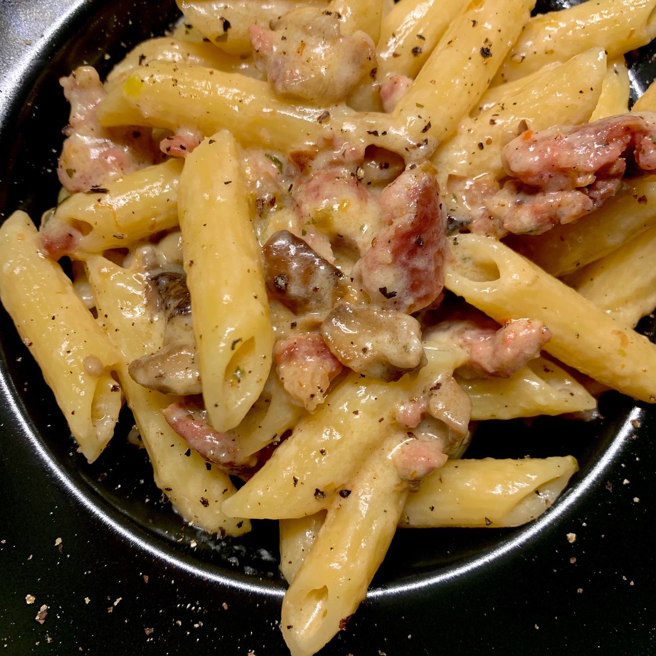 Penne con fonduta di taleggio, salsiccia e funghi porcini