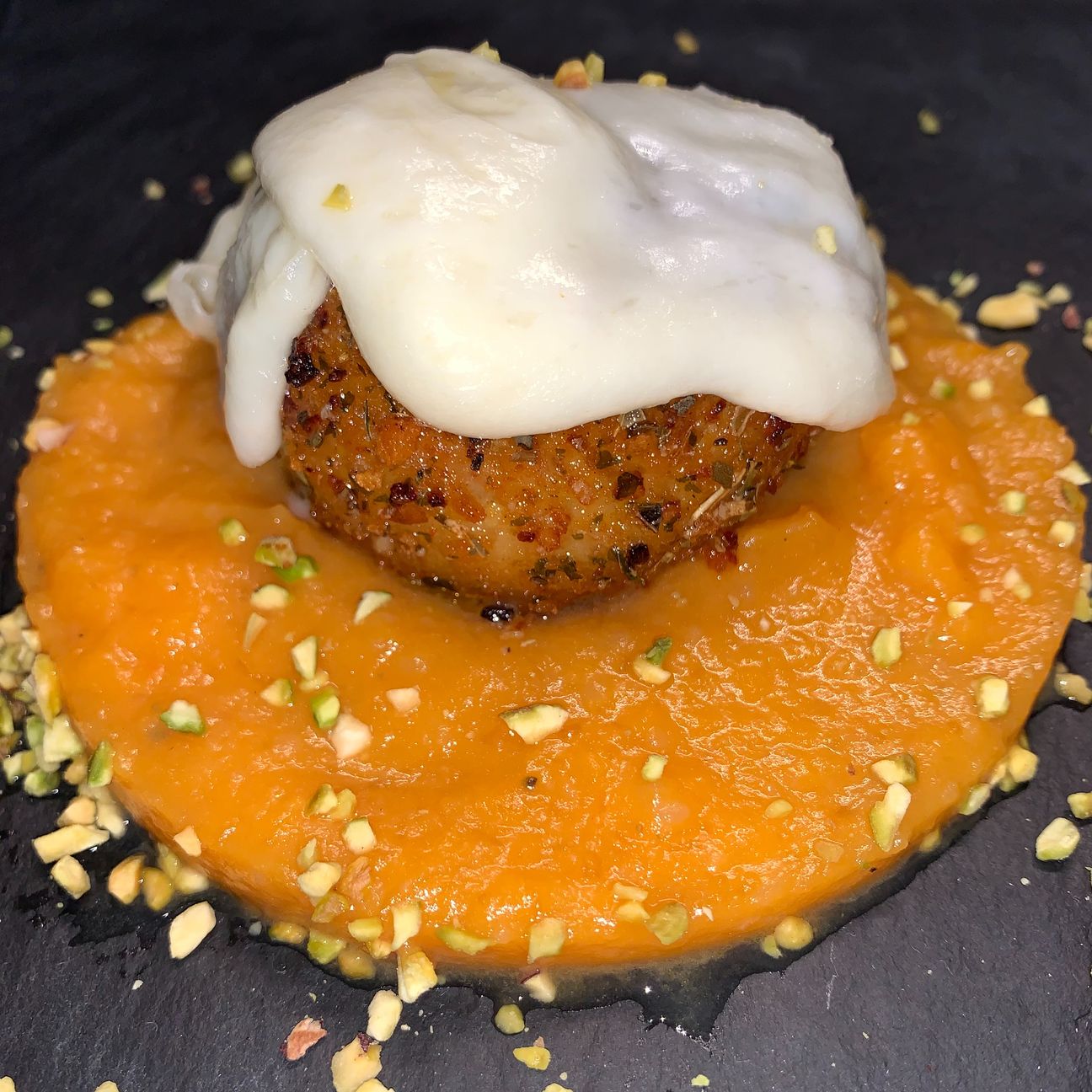 Polpette di tonno con impanatura sfiziosa con scamorza affumicata su vellutata di zucca e granella di pistacchio