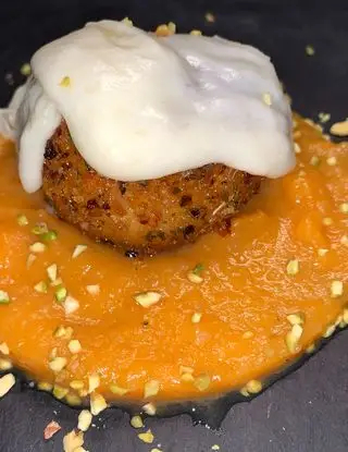 Ricetta Polpette di tonno con impanatura sfiziosa con scamorza affumicata su vellutata di zucca e granella di pistacchio di tagfooditalia