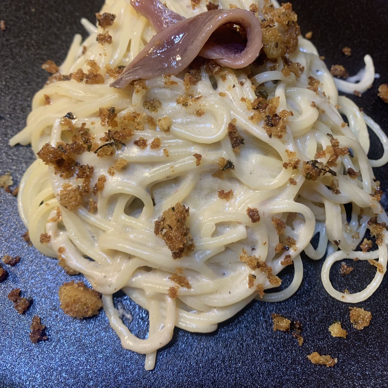 Spaghetti con crema di burrata , acciuga e crumble di pane