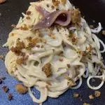 Ricetta Spaghetti con crema di burrata , acciuga e crumble di pane