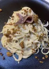 Ricetta Spaghetti con crema di burrata , acciuga e crumble di pane