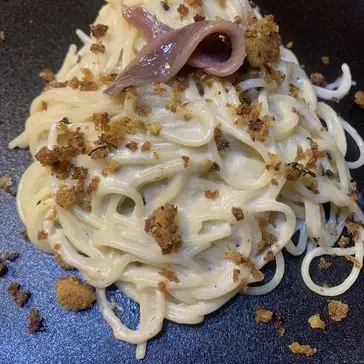 Ricetta Spaghetti con crema di burrata , acciuga e crumble di pane di tagfooditalia