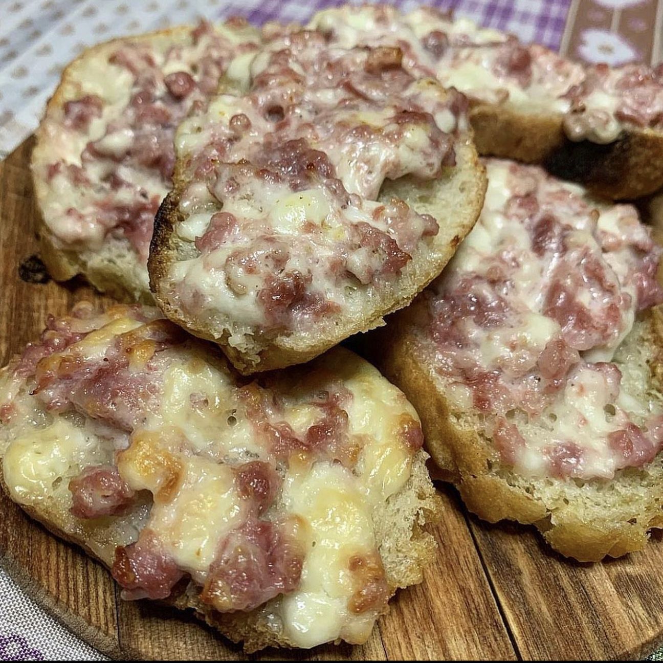 Crostini salsiccia e stracchino