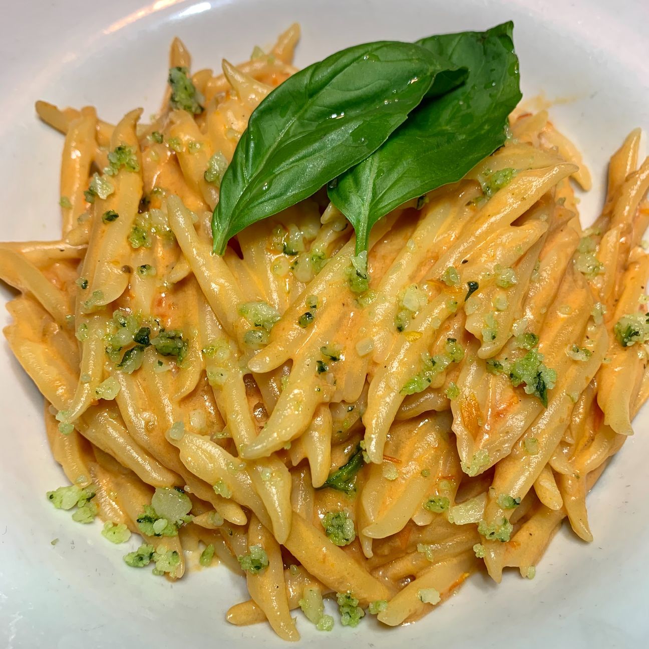 Trofie con crema di pomodorini e burrata con parmigiano aromatizzato al basilico