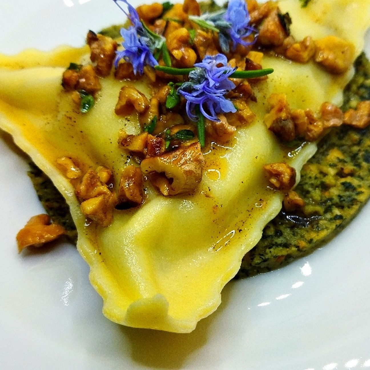 Raviolone di caprino e uvetta con pesto di menta e nocciole