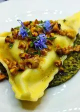 Ricetta Raviolone di caprino e uvetta con pesto di menta e nocciole