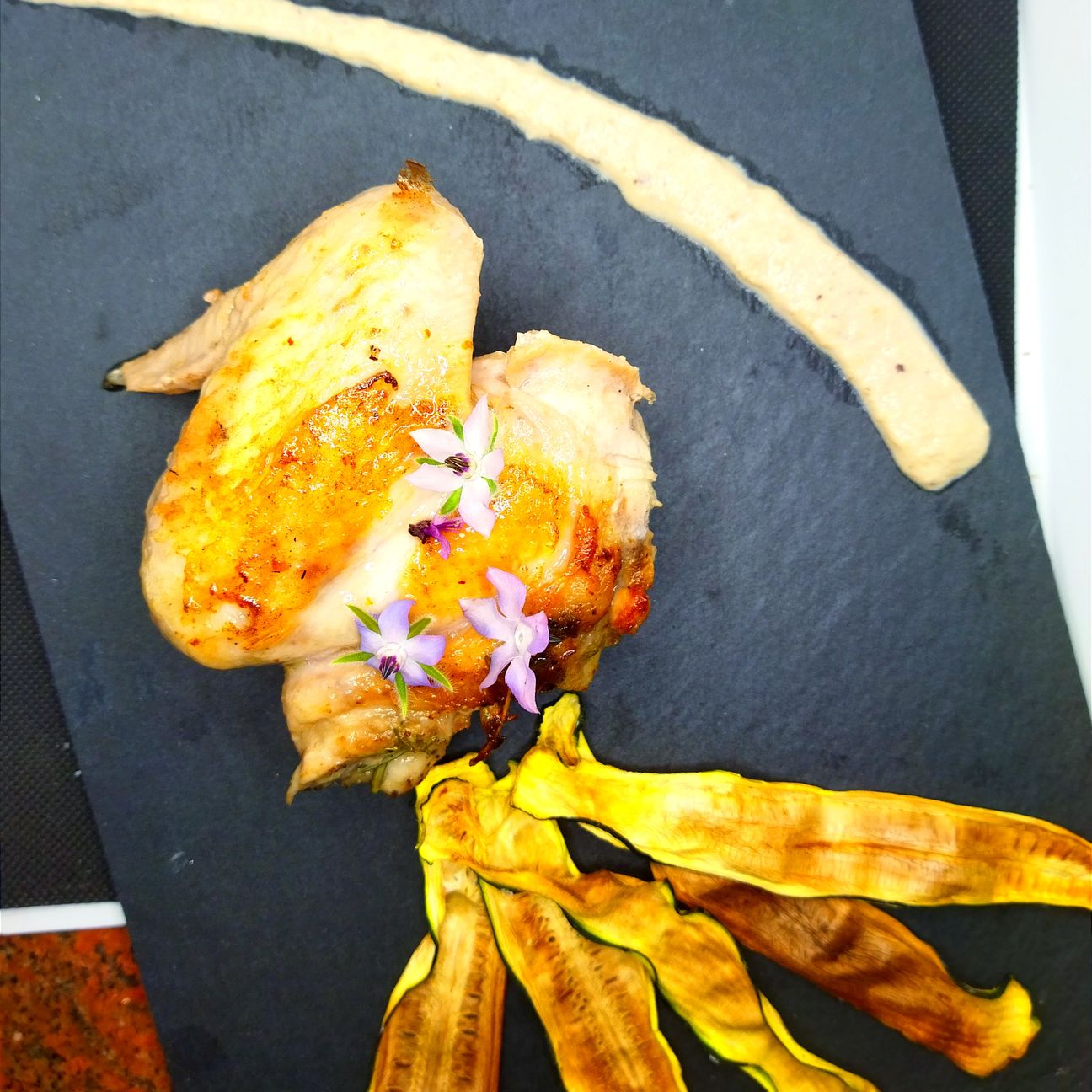 Ali di pollo al forno con zucchine e salsa di nocciole
