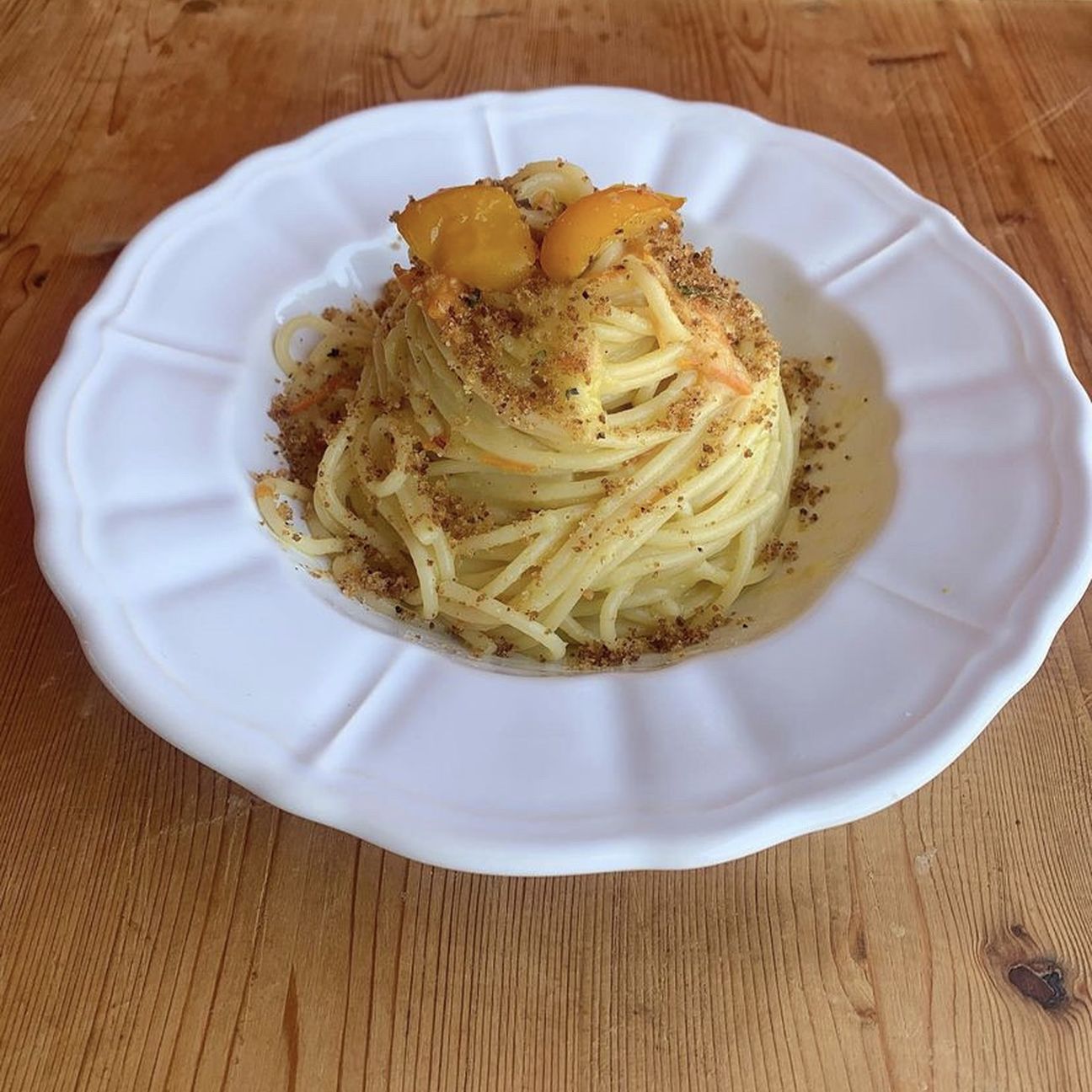 SPAGHETTI CON CREMA DI POMODORINI GIALLI E PANGRATTATO TOSTATO 💛