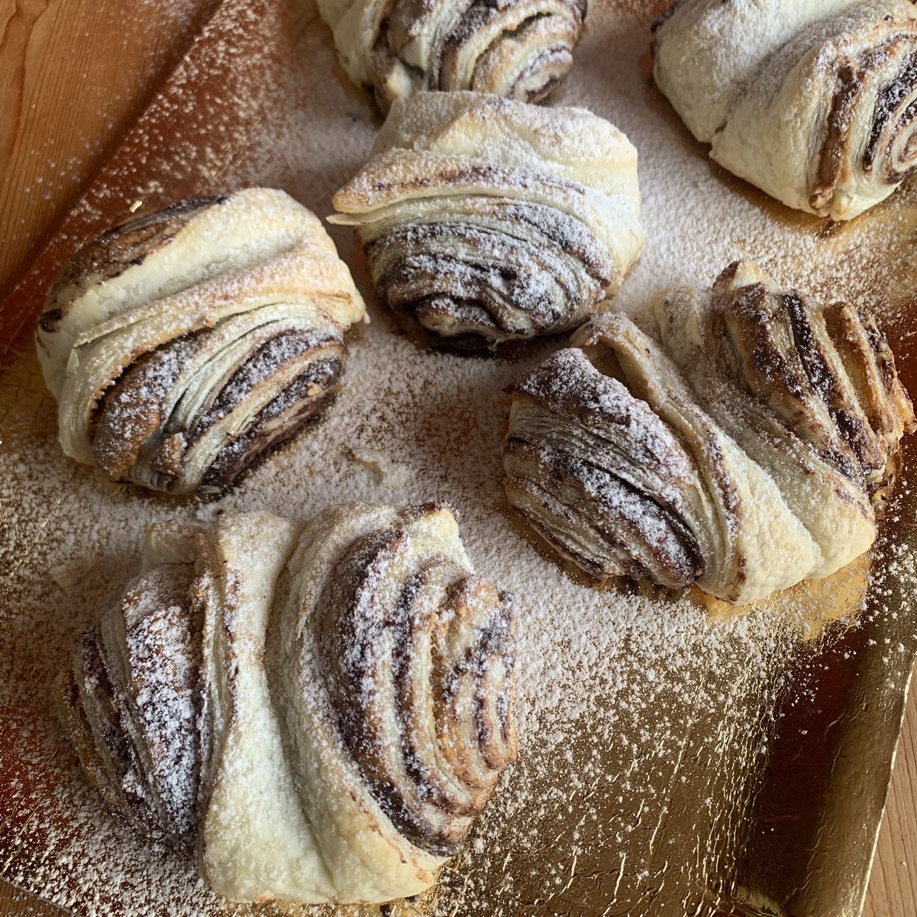 BRIOCHE DI PASTA SFOGLIA ALLA CREMA DI MANDORLE 🥐
