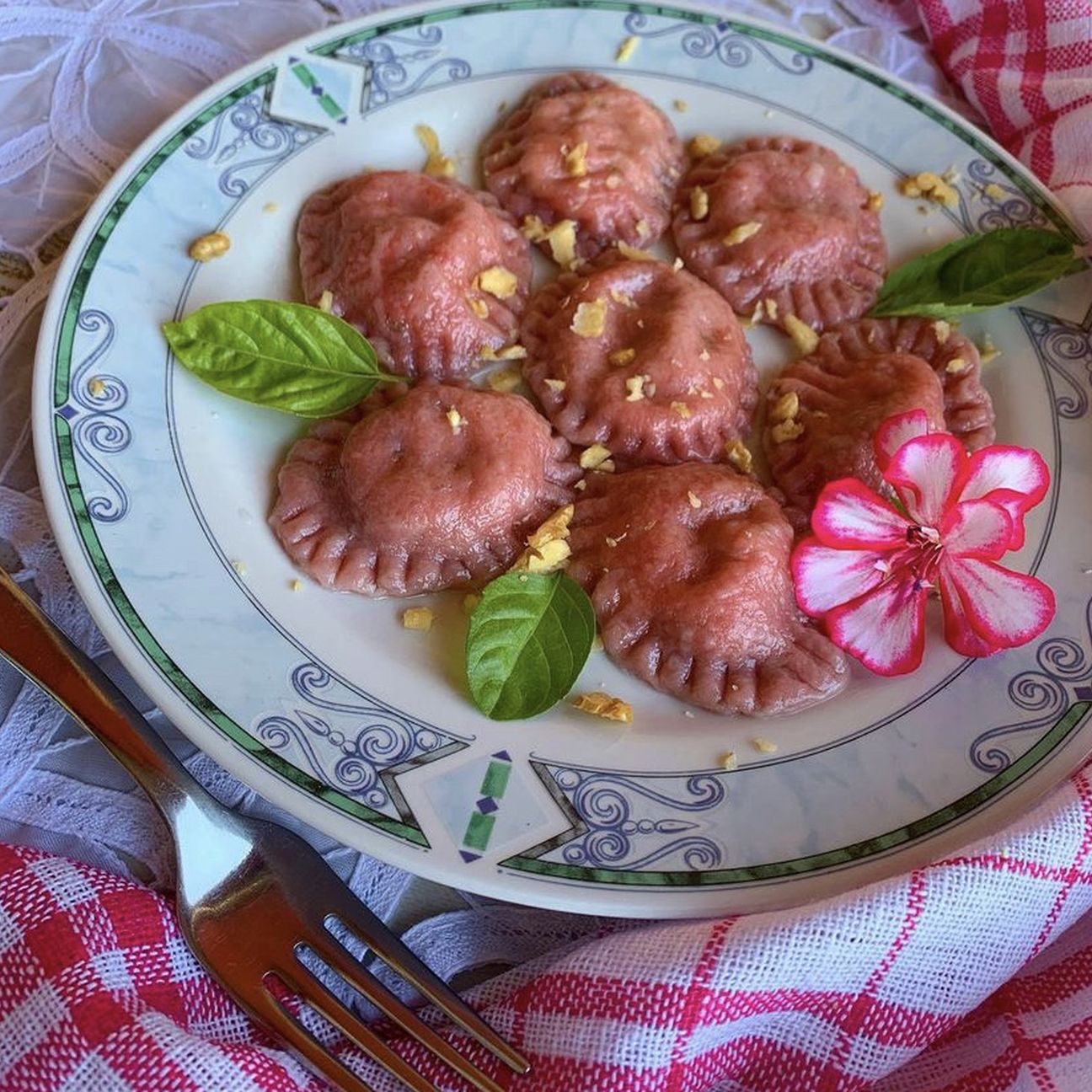 Ravioli alla barbabietola farciti con ricotta e noci