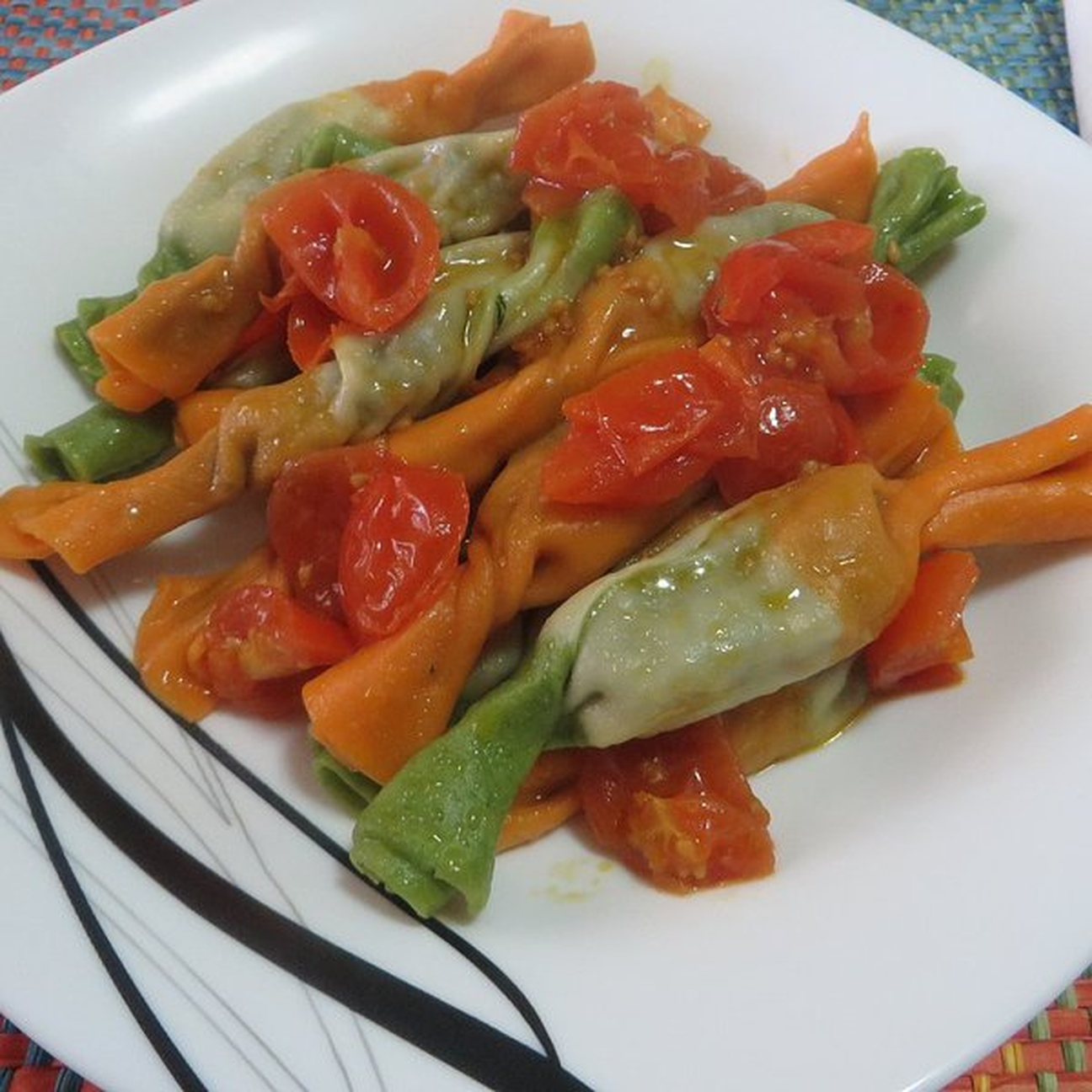Caramelle di pasta tricolori, farcite con bufalo e ricotta