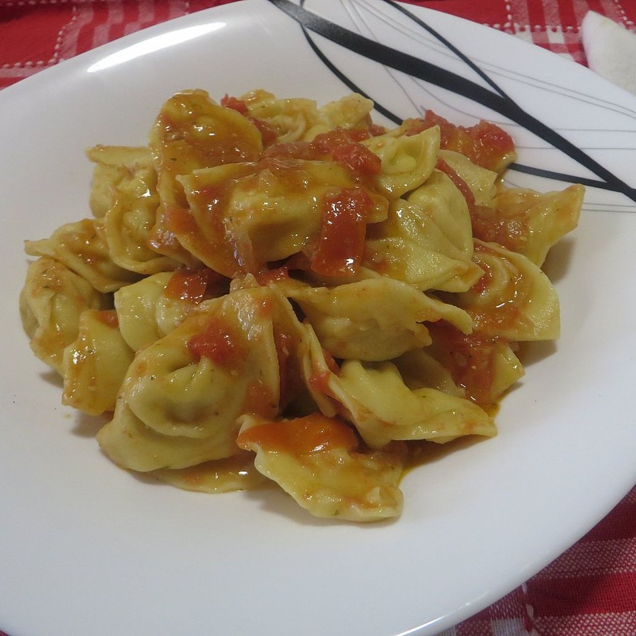 Cappelletti asciutti orata pomodori e pesto