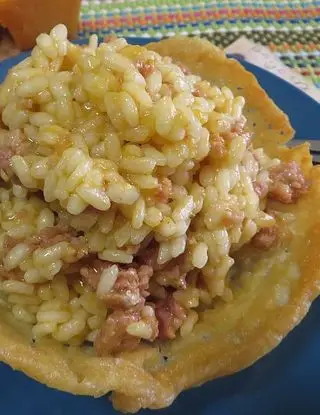 Ricetta Risotto con zucca e salsiccia su cialda di parmigiano di ricettegustose.it