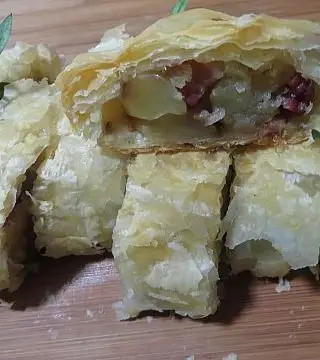 Ricetta Strudel salato di pasta sfoglia e patate di ricettegustose.it