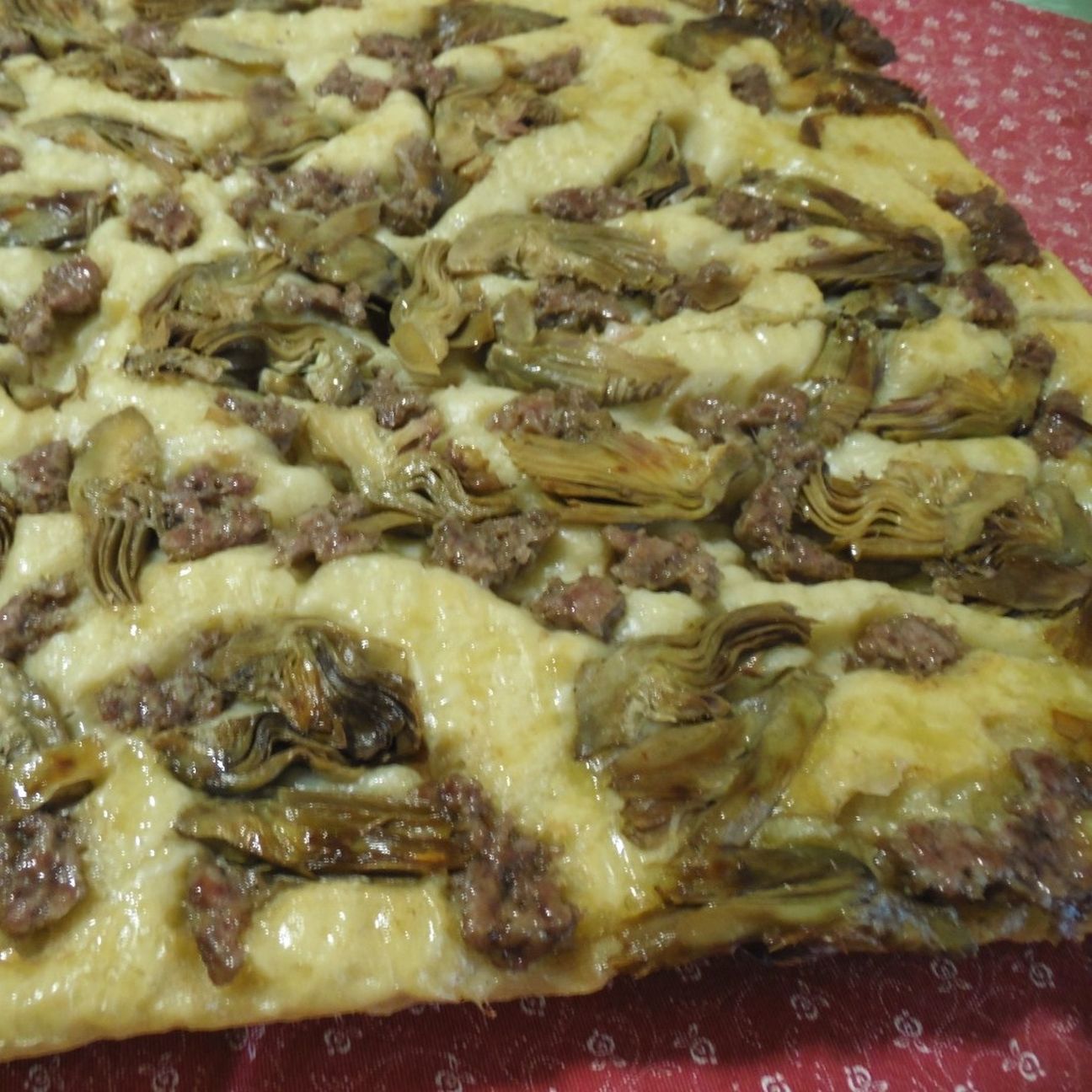 Focaccia rovesciata ai carciofi e salsiccia