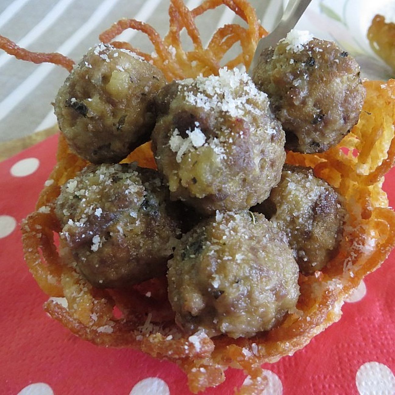 Cestini di spaghetti e polpettine di carne