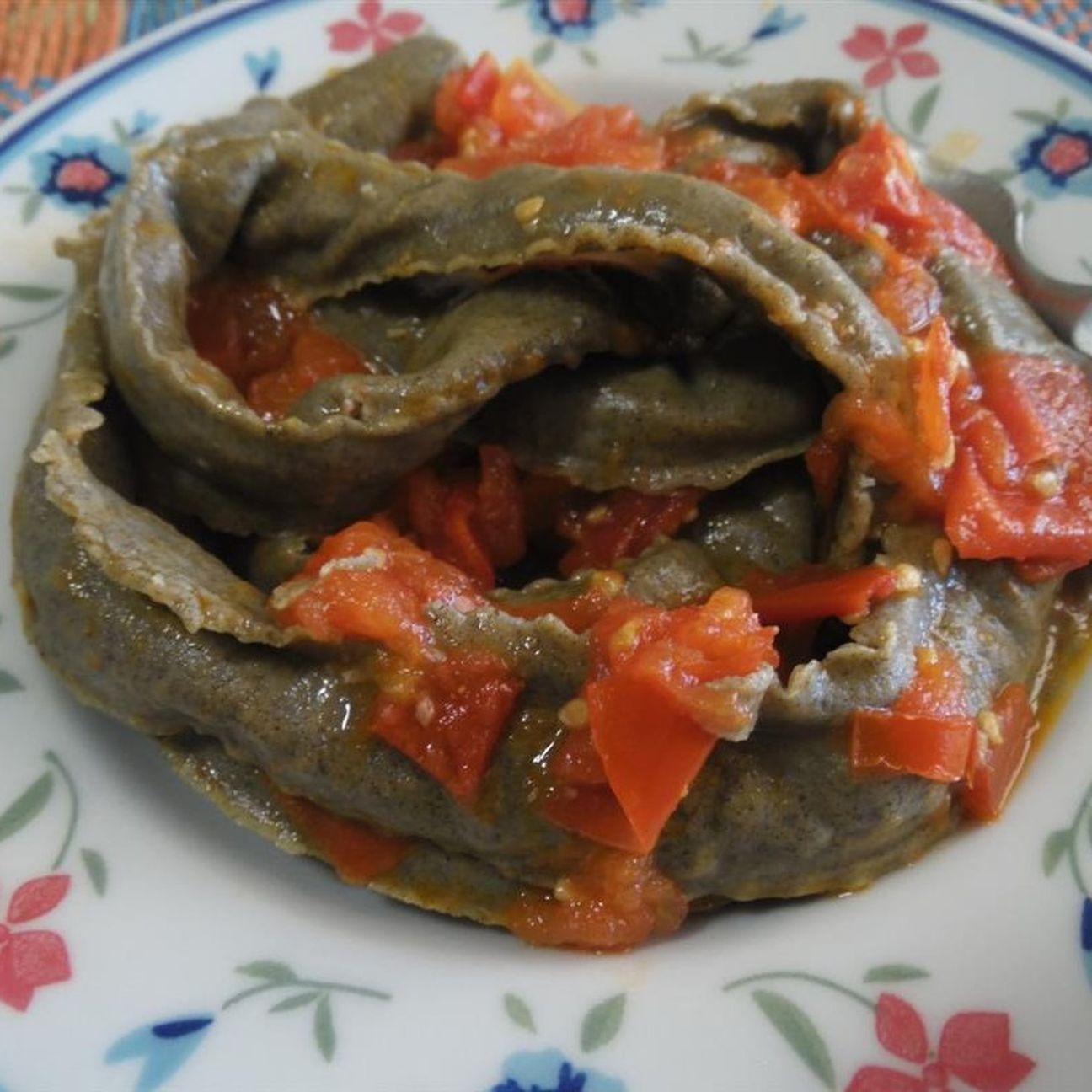 Pappardelle alla farina di canapa, ripiene con manzo e maiale