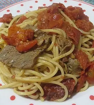 Ricetta Spaghetti con straccetti di manzo di ricettegustose.it