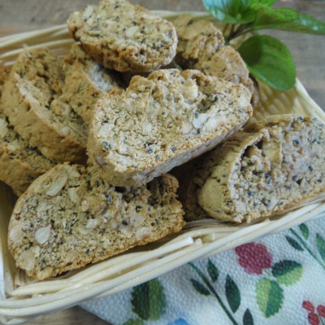 Cantucci all arancia con menta arancio e sesamo nero