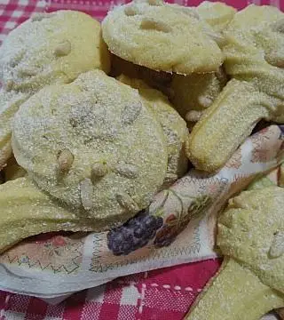 Ricetta Ricetta biscotti comete con pinoli di ricettegustose.it