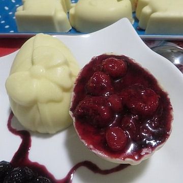 Ovetti di cioccolato con panna cotta e frutti di bosco