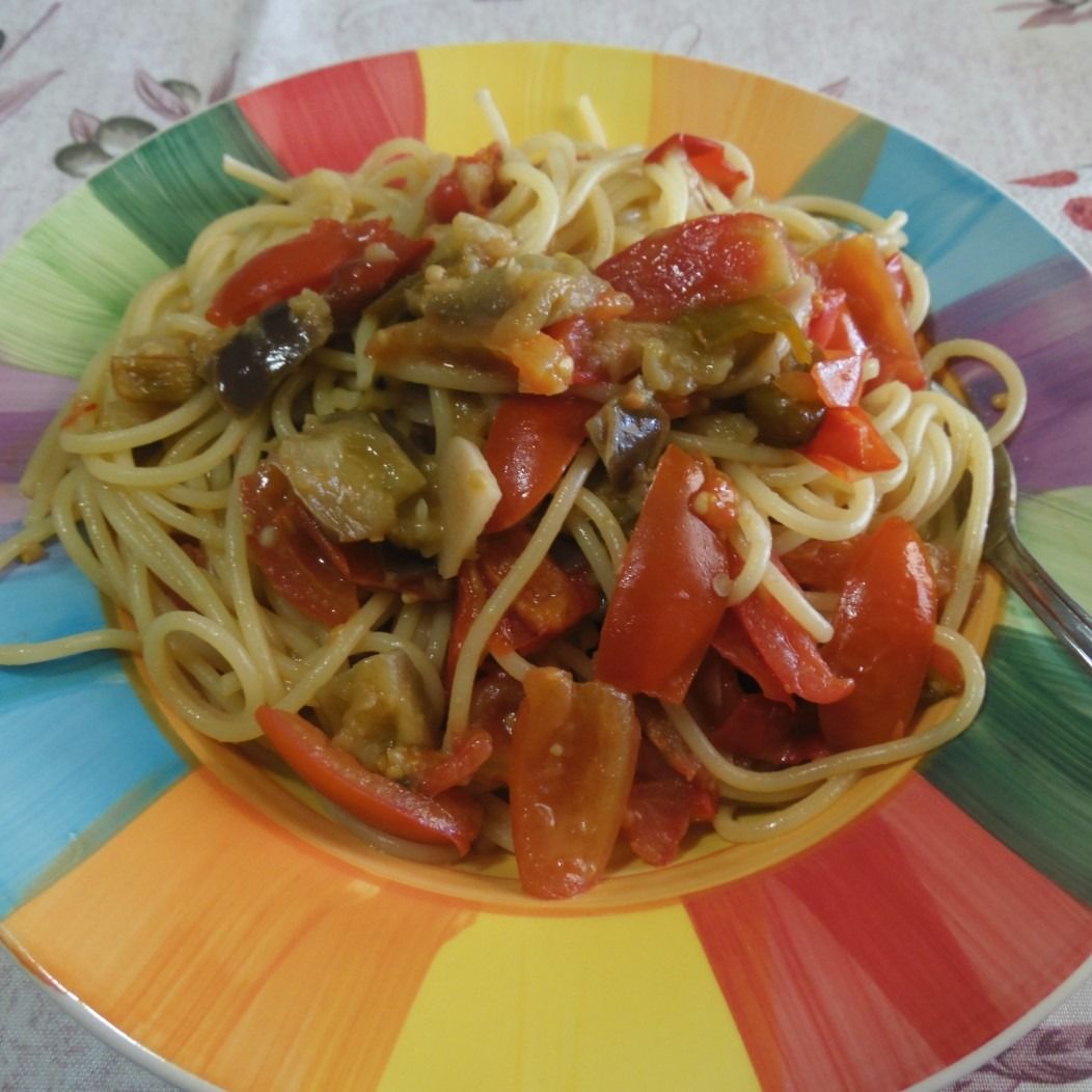 Spaghetti con verdure e roquefort