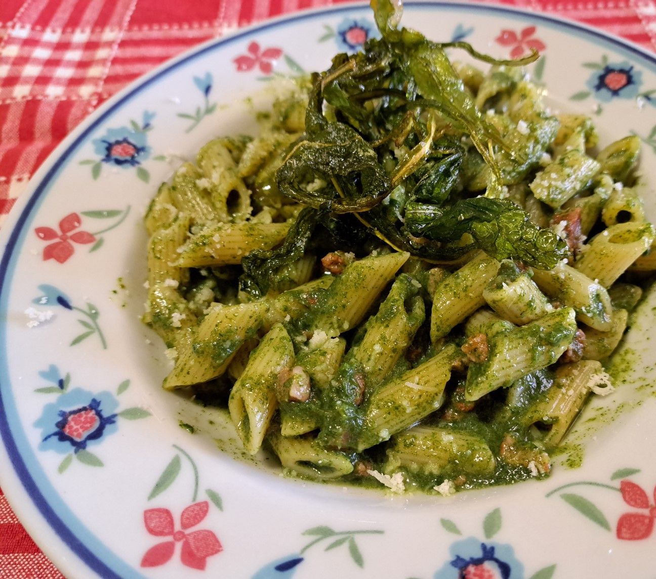 Pasta alla carbonara con cicoria fritta