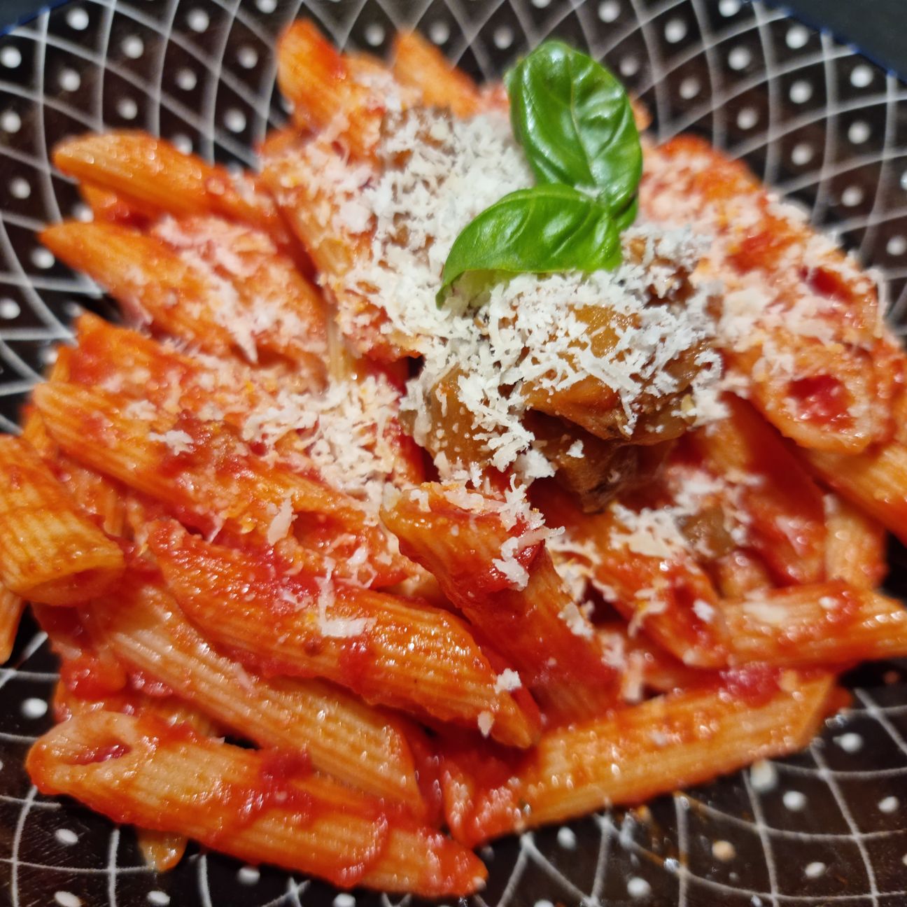 Penne con pesto di melanzane e pomodoro