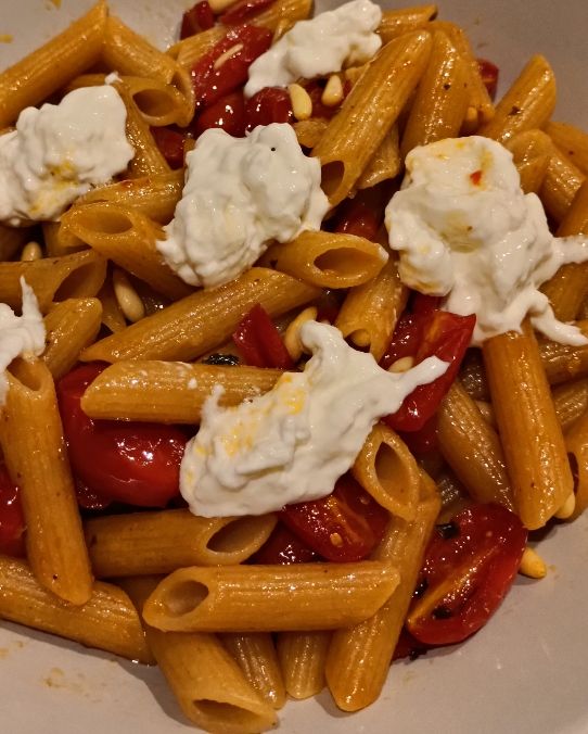 Pasta pomodorini caramellati, pinoli e burrata